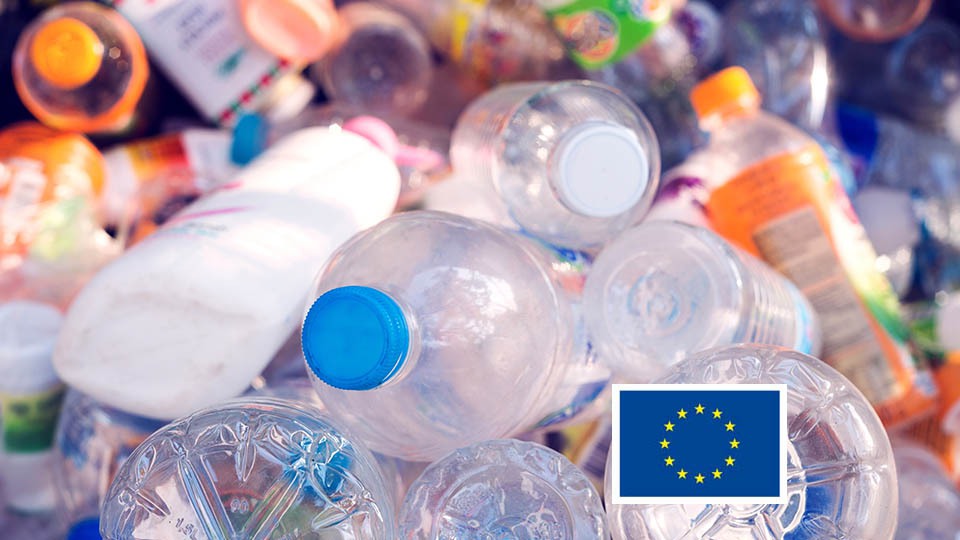 Flera plastflaskor och en EU-logga
