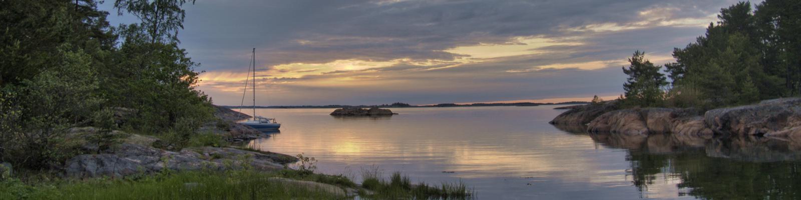 Östersjön lugn havsvik och en segelbåt.